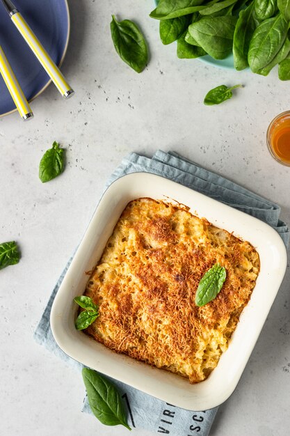 Pâtes macaroni à l'américaine avec sauce au fromage et garniture de chapelure croquante.