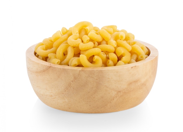 Pâtes macaroni bouchent dans un bol en bois isolé