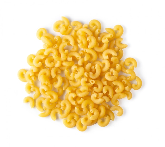 Pâtes macaroni sur tableau blanc.