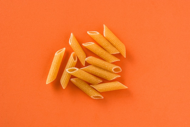 Pâtes de macaronis frais sur fond orange. Fermer