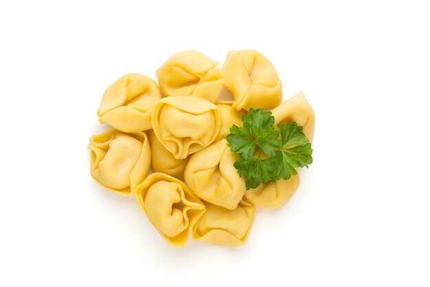 Pâtes maison crues, tortellini aux herbes.