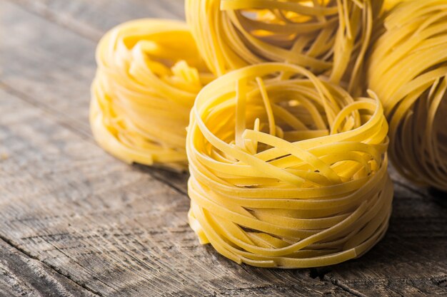 Pâtes maison sur un fond en bois