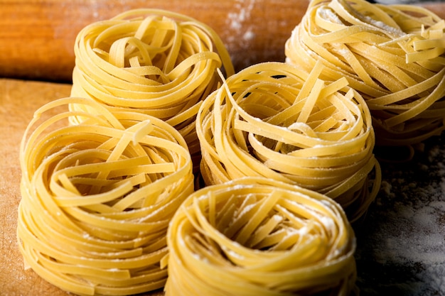 Pâtes maison sur un fond en bois