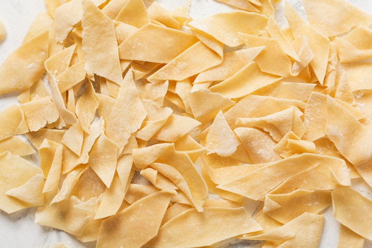 Photo pâtes maison et fraîchement préparées maltagliati