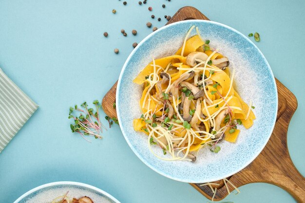 Pâtes maison avec fromage aux champignons et micropousses