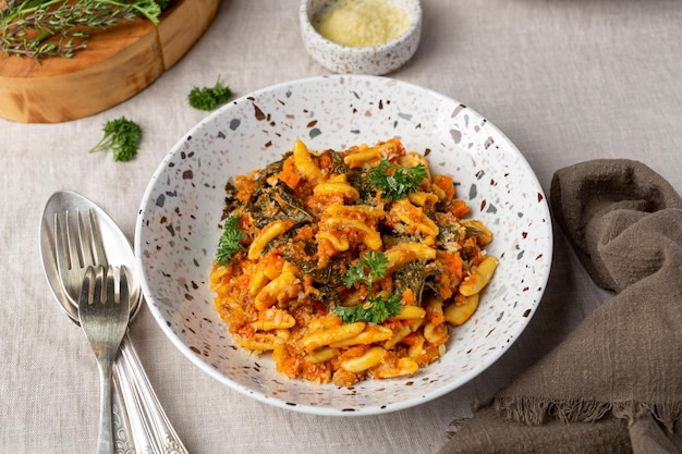 Photo pâtes maison avec ragoût de viande bolognaise et chou frisé