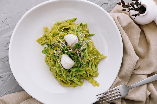 Pâtes à la mozzarella en vue de dessus