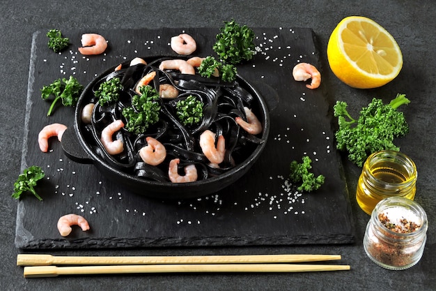 Pâtes noires aux crevettes.