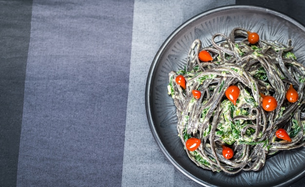 Pâtes noires aux épinards, mascarpone et parmesan