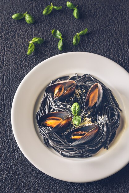 Pâtes noires aux moules et parmesan