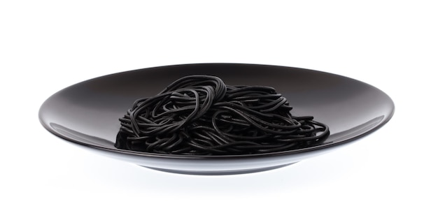 Pâtes noires dans un plat isolé sur fond blanc