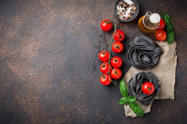 Pâtes noires non cuites à la tomate et au basilic