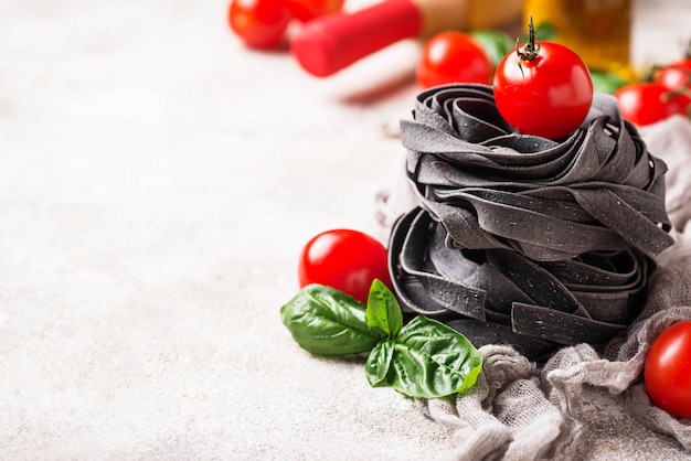 Pâtes noires non cuites à la tomate et au basilic