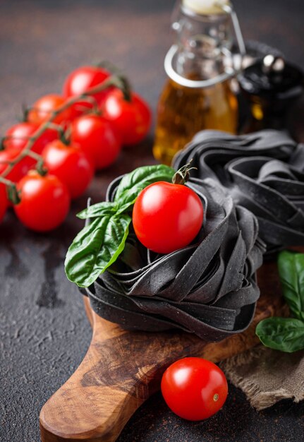 Pâtes noires non cuites à la tomate et au basilic