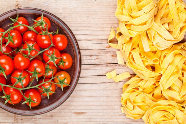 Pâtes non cuites et tomates fraîches