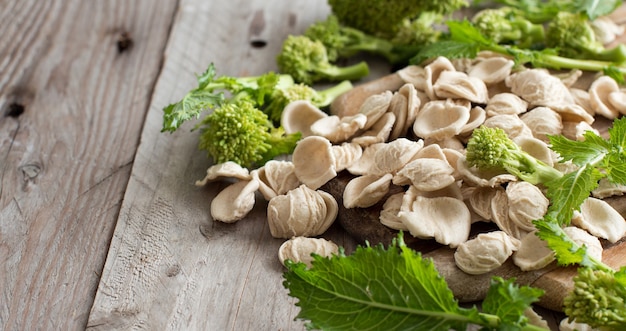 Pâtes Orecchiette crues maison et feuilles de navet Cose Up