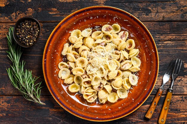 Pâtes Orecchiette avec pancetta, œuf, parmesan à pâte dure et sauce à la crème