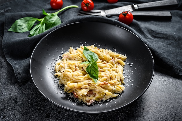 Pâtes orzo avec sauce à la crème, bacon et basilic.