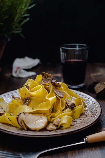 Pâtes pappardelles à la truffe noire et au vin rouge