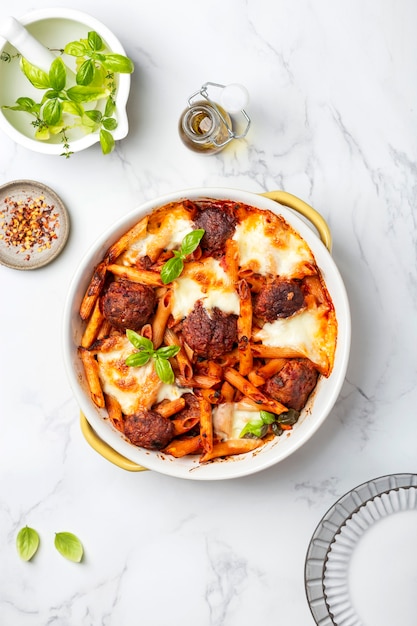 Pâtes penne au four avec boulettes de viande et mozzarella à la sauce tomate