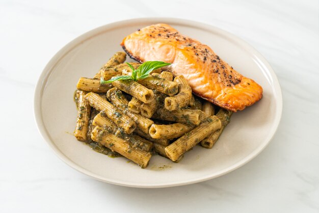 pâtes penne au pesto quadrotto avec steak de filet de saumon grillé