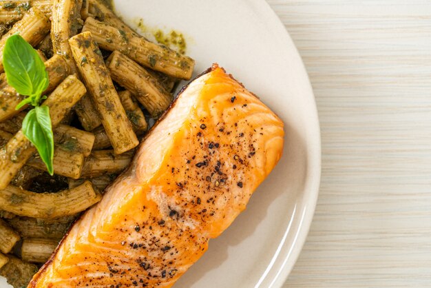 pâtes penne au pesto quadrotto avec steak de filet de saumon grillé