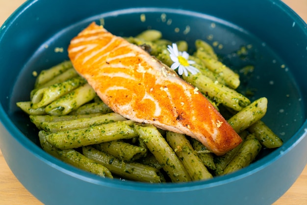 Pâtes penne au pesto et saumon grillé