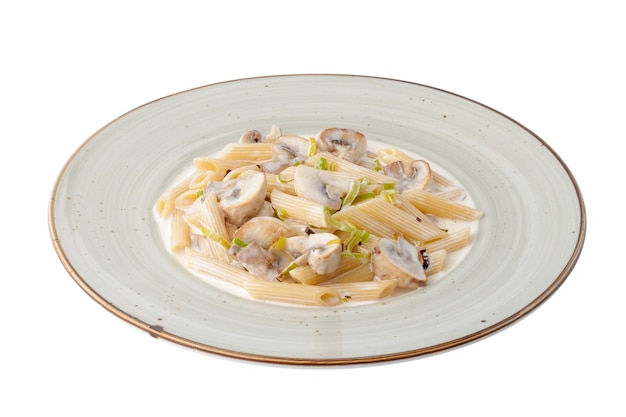 Pâtes penne aux champignons isolés sur blanc