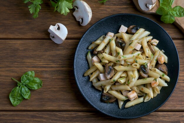 Pâtes penne aux champignons et poulet