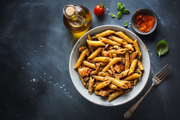 Pâtes penne aux champignons et sauce