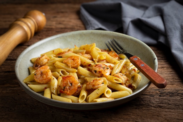 Pâtes penne aux crevettes grillées