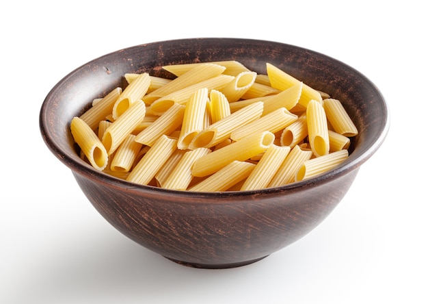 Pâtes penne non cuites dans un bol en céramique isolé sur fond blanc avec un tracé de détourage