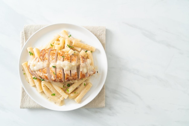 pâtes penne quadrotto maison sauce crémeuse blanche avec poulet grillé