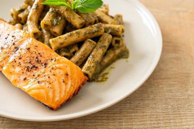 pâtes penne quadrotto pesto avec steak de filet de saumon grillé