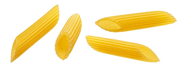 Pâtes penne rigate isolé sur fond blanc