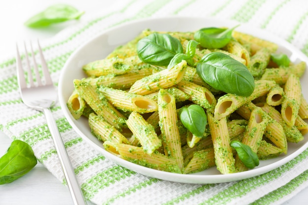 Pâtes penne à la sauce pesto basilic et épinards