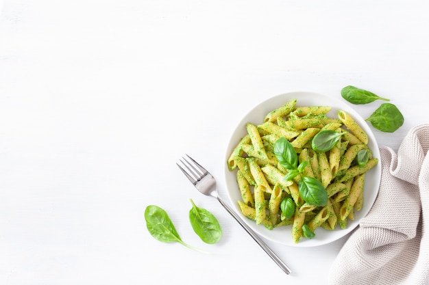 Pâtes penne à la sauce pesto basilic et épinards