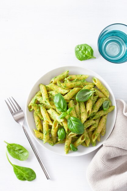 Pâtes penne à la sauce pesto basilic et épinards