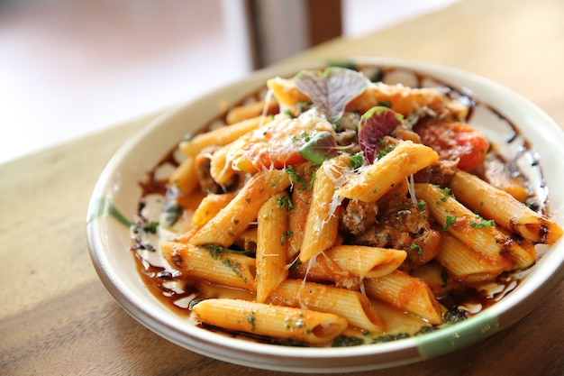 Pâtes penne à la sauce tomate avec boulettes de viande