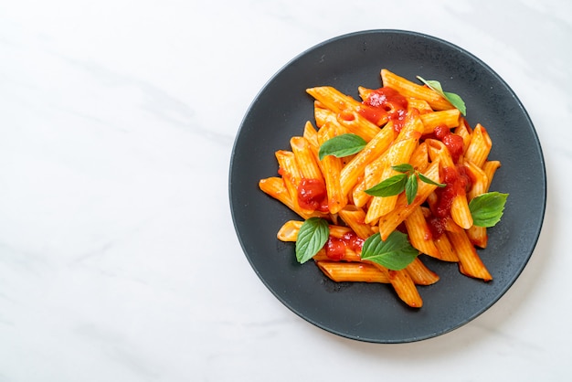 Pâtes penne à la sauce tomate