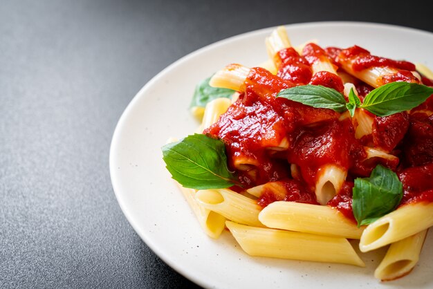 Pâtes penne à la sauce tomate