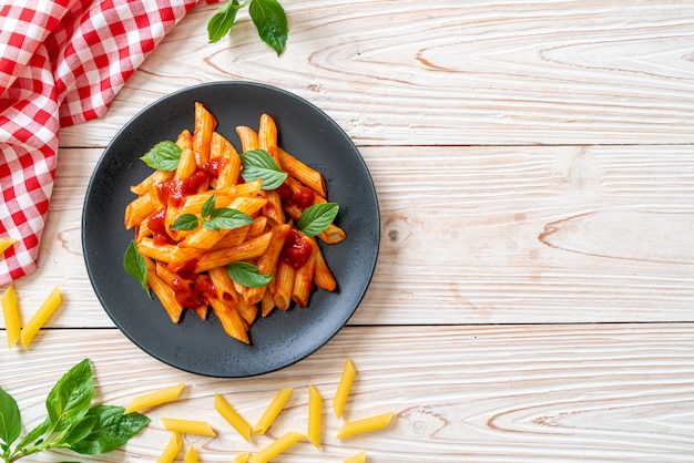 Pâtes penne à la sauce tomate