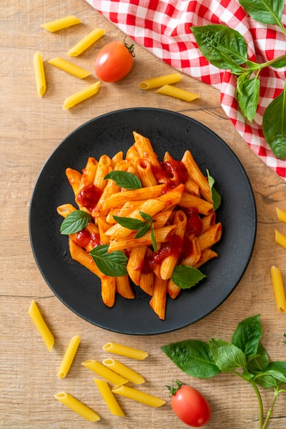 Pâtes penne à la sauce tomate