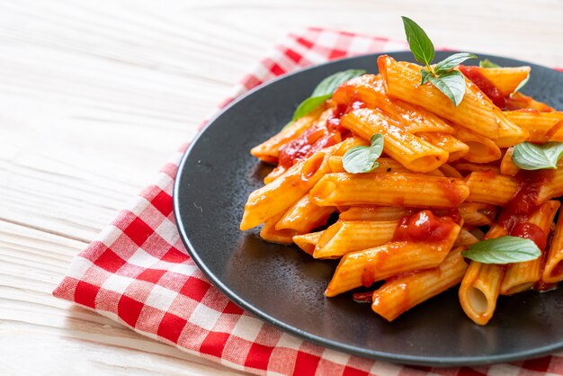 Photo pâtes penne à la sauce tomate