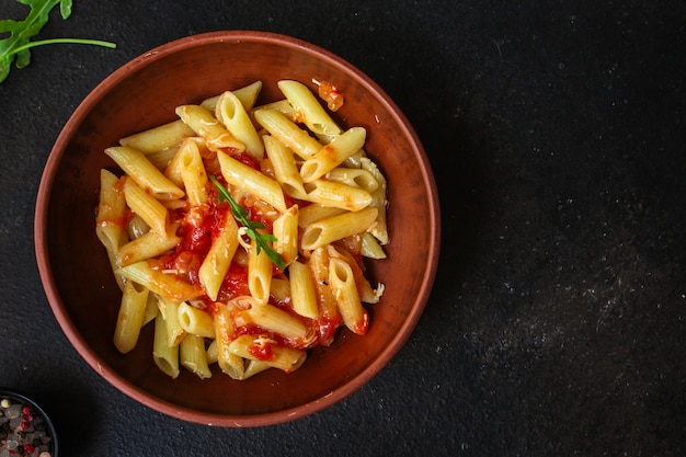 pâtes penne et sauce tomate