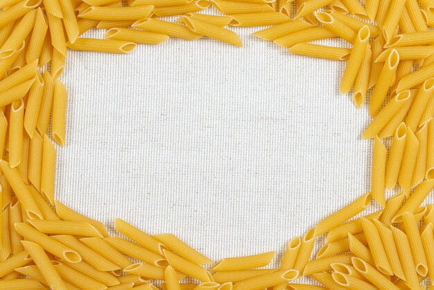 Pâtes penne sur toile de lin rustique