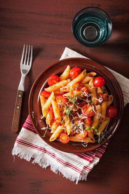 Pâtes penne végétariennes au thym parmesan aux tomates