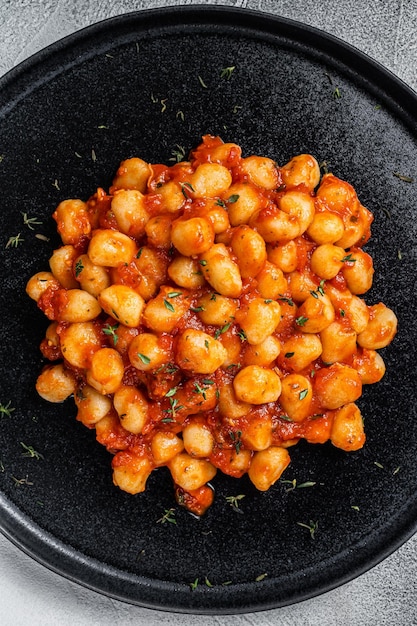 Pâtes de pommes de terre gnocchis à la sauce tomate Fond blanc Vue de dessus Espace de copie