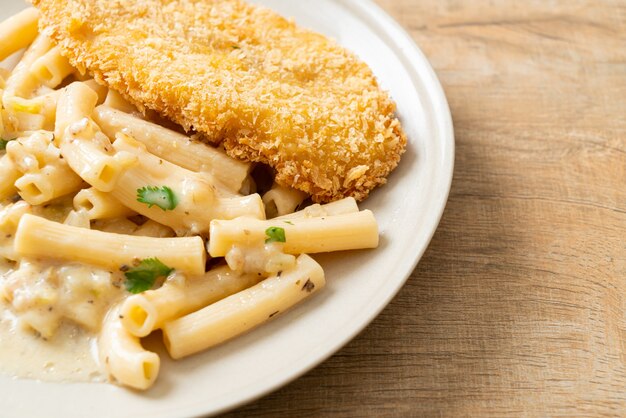 pâtes quadrotto penne maison sauce crème blanche avec poisson frit