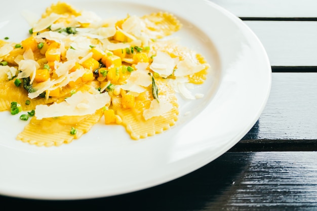 Photo pâtes de raviolis à la citrouille et au fromage